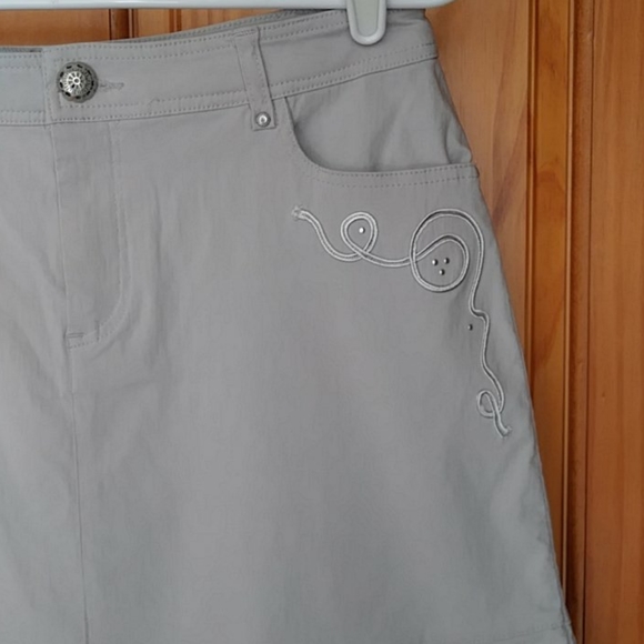 Stretch Western Pleated Silver Accent Gray Skirt - Picture 5 of 12